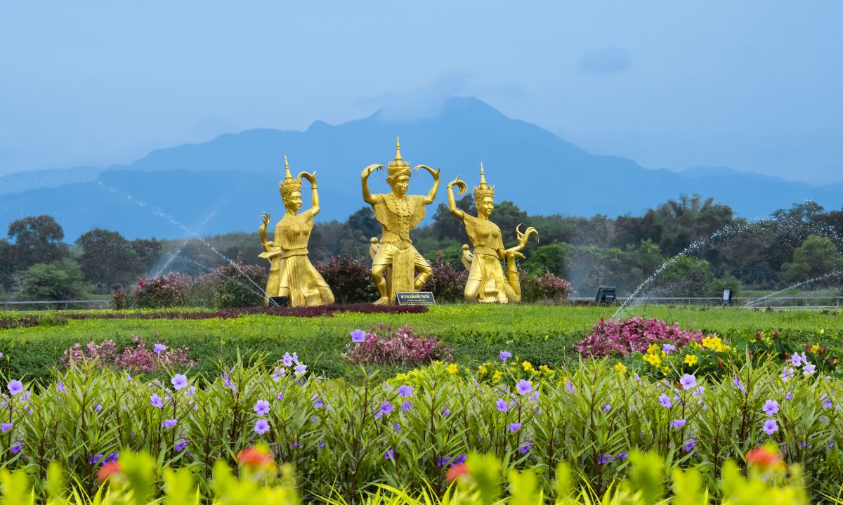 ประติมากรรมมโนราห์สีทอง