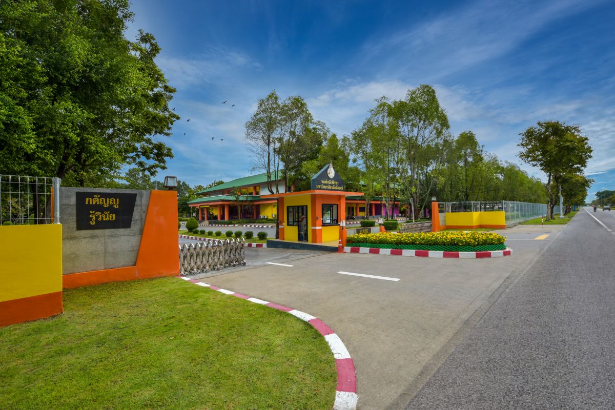 ประตูทางเข้าหอพักนักศึกษา