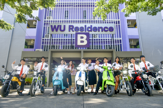 นักศึกษาใช้งานรถจักรยานยนต์ไฟฟ้า หน้าหอพัก wu Residence